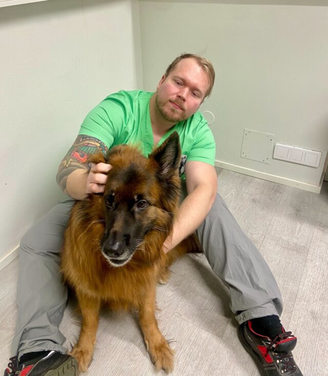 Tulevaisuuden tekijöitä Tassulassa – Terveisiä harjoittelun sykkeestä! 💚🐾🤗
Myö ollaan Tassulassa ylpeitä siitä, että saadaan olla mukana kouluttamassa uusia ammattilaisia eläinten hoidon pariin. Tällä hetkellä meitä on jo kolmatta viikkoa ilahduttanut eläinlääkäriopiskelija Julian! 🩺✨💚Julian on opintojensa loppusuoralla ja valitsi Tassulan harjoittelupaikakseen, koska halusi tutustua monipuoliseen klinikkaan. Julianilla oli jo entuudestaan positiivinen kokemus Tassulasta asiakkaana – ja myö ollaan tietysti onnellisia, että hän halusi tulla näkemään arjen myös "tiskin toisella puolella". 🤗🐾Julianin terveiset harjoittelusta:”Tassulassa on ollut monipuolista ja mielenkiintoista! Koko porukka on ottanut minut lämmöllä vastaan ja jokainen on opettanut minulle jotain uutta ammattitaidollaan.” 💚✨Julian on todellinen eläinihminen henkeen ja vereen. Hänen kotonaan riittää vilinää, sillä lemmikkikirjoon kuuluu kaikkea mahdollista: marsuja, kaneja, kanoja, jättikanoja, kukko, koira, kissa ja hevonen! 🐴🐶🐔🐰🐹✨Osaamista koko rannikon hyväksi 🌊🐾 Meille Tassulassa on sydämen asia jakaa sitä osaamista, jota ollaan yli kymmenen vuoden aikana kerrytetty. Pitkin vuotta meillä vierailee usein harjoittelijoita niin eläinlääkäri- kuin hoitajapuolelta. 🎓🩺Ollaan vuosien varrella myös koulutettu oppisopimuksella useita hoitajia, jotka työskentelevät nykyään osaavina ammattilaisina eri puolella rannikkoa, Kymenlaaksoa ja pk-seudulla saakka. Samoin monet tälläkin alueella toimivat eläinlääkärit ovat hakeneet Tassulasta sitä vankkaa oppia ja kokemusta, jonka turvin he hoitavat potilaita tänä päivänä. 💚🤗Myö uskotaan, että jakamalla tietoa ja osaamista myö kaikki pystytään palvelemaan seudun eläinystäviä paremmin. On kunnia nähdä, miten Tassulassa opitut taidot kantavat hedelmää laajasti koko Etelä-Kymenlaakson alueella! 🐾💚✨Tervetuloa Julian tiimiin vielä hetkeksi, on ilo saada sun into ja osaaminen meiän avuksi! 🤗💚🐾#eläinklinikkatassula #kotka #eläinlääkäri #harjoittelu #tulevaisuudenosaajat #tassutiimi #kotimainen #paikallinen #asiakaspalvelu #eteläkymenlaakso 💚🐾🤗